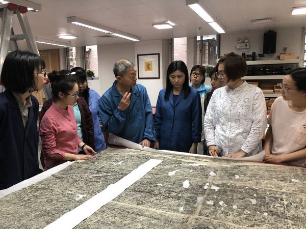 国家级非物质文化遗产项目古籍修复传承人杜伟生老师(右六)现场教学 国家级非物质文化遗产项目古籍修复传承人杜伟生老师(右六)现场教学