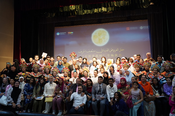 “天涯共此时——广东之夜”首场演出演员与观众现场合影.jpg