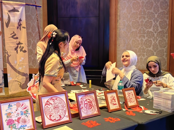非遗项目现场互动（广东剪纸）.jpg