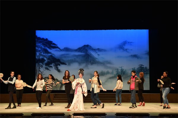 留学生们认真学习粤剧姿势