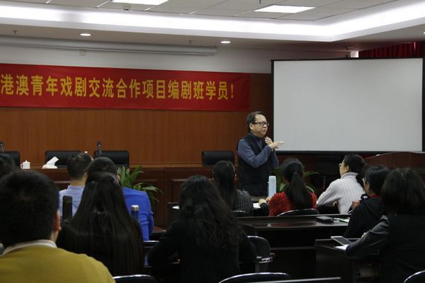 导师正在为学员上课