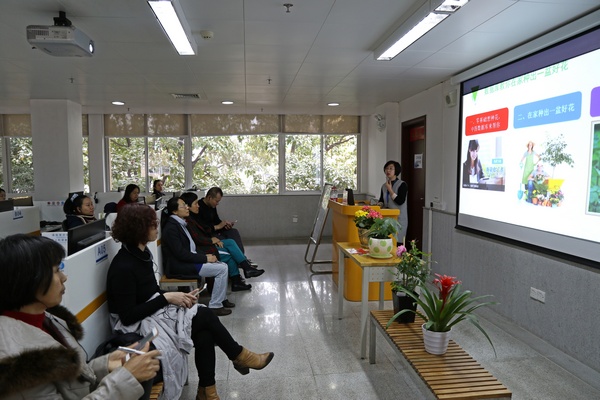 主讲人介绍如何利用馆内电子资源检索获取种花相关知识