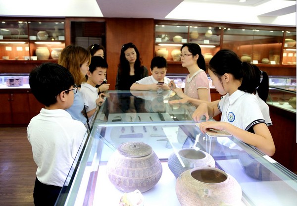 师生参观标本展示厅